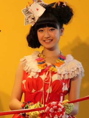 「VINTAGE TOYS展」のテープカットセレモニーに出席したSUPER☆GiRLS・前島亜美