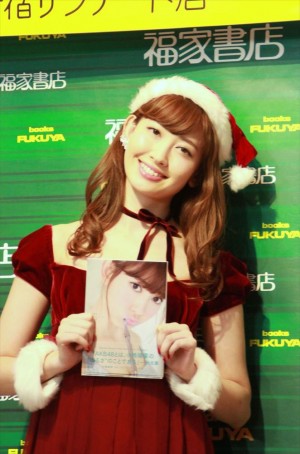 フォトブック『こじはる』の発売記念握手会に登場したAKB48・小嶋陽菜