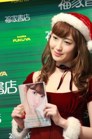 フォトブック『こじはる』の発売記念握手会に登場したAKB48・小嶋陽菜