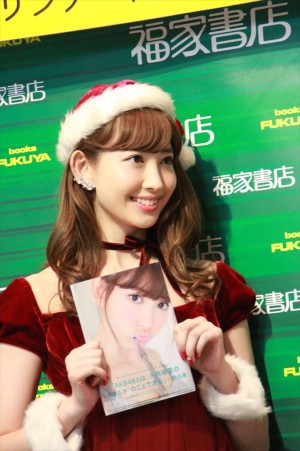 フォトブック『こじはる』の発売記念握手会に登場したAKB48・小嶋陽菜