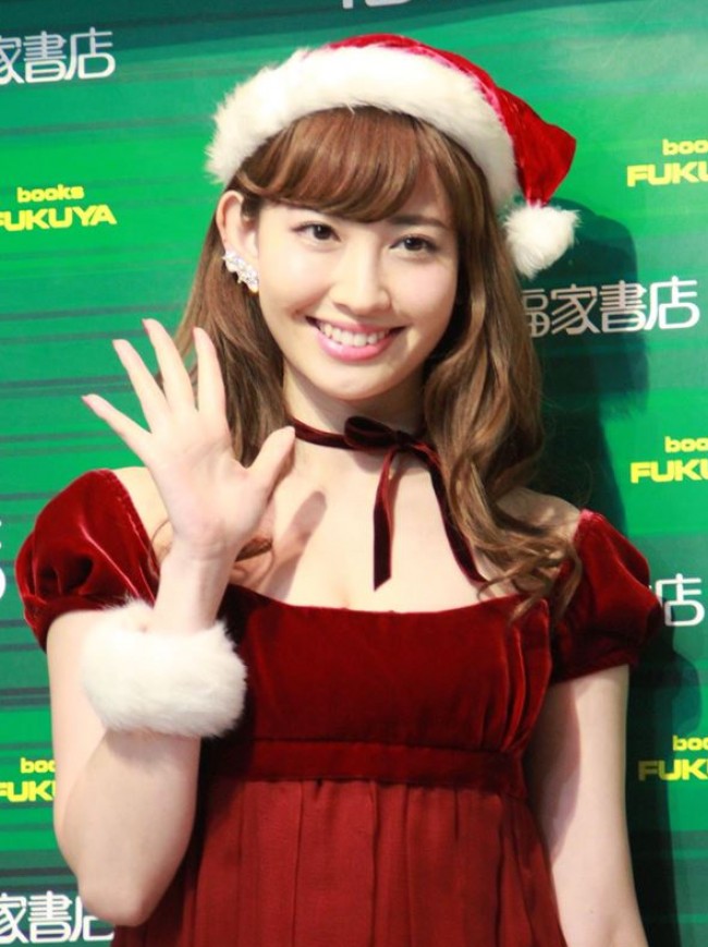 フォトブック『こじはる』の発売記念握手会に登場したAKB48・小嶋陽菜