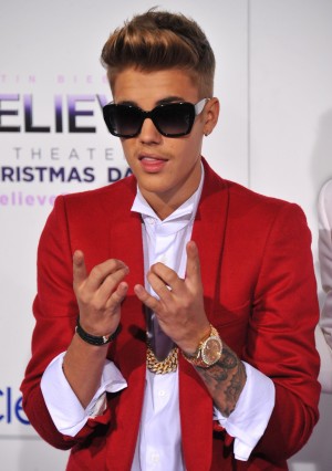 映画『Believe 3D（原題）』のプレミアには口ひげをうっすら生やして登場したジャスティンだが、引退宣言の真意は？