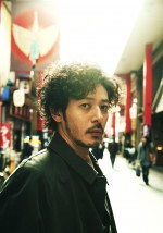 大川端探偵社の調査員・村木を演じるオダギリジョー