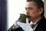 どんな時でも、のんびりお茶を飲む幻蜂家家老執事・田中さん