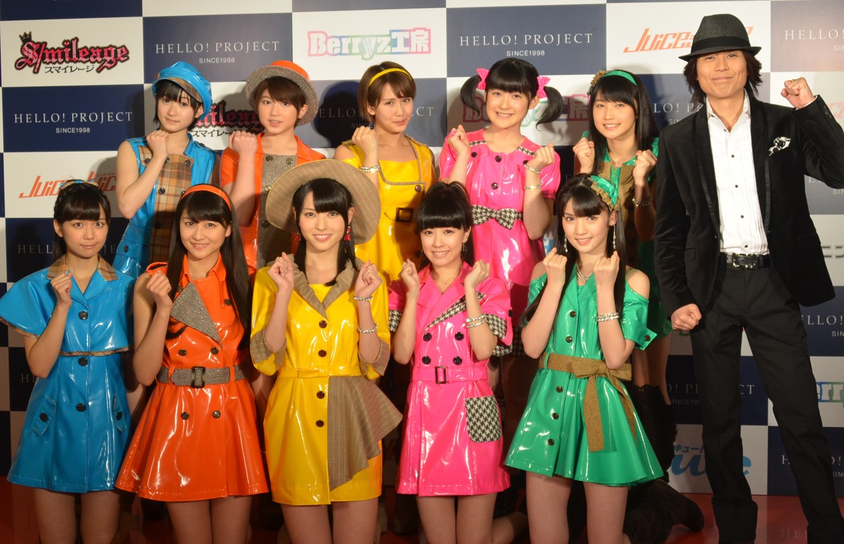 恒例の新春公演を行ったハロー!プロジェクトメンバーとプロデューサー・つんく♂