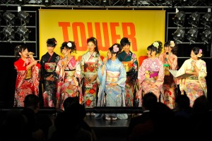 「PLAY×LIVE『1×0』」DVD発売イベントに晴れ着姿で登場した東京パフォーマンスドール