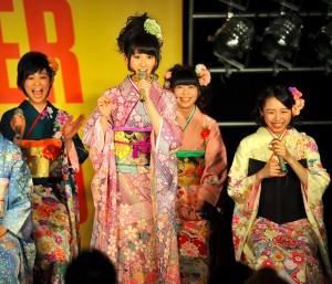 「PLAY×LIVE『1×0』」DVD発売イベントに晴れ着姿で登場した東京パフォーマンスドール