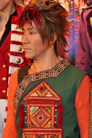 岸谷五朗、『クザリアーナの翼』囲み取材に登場