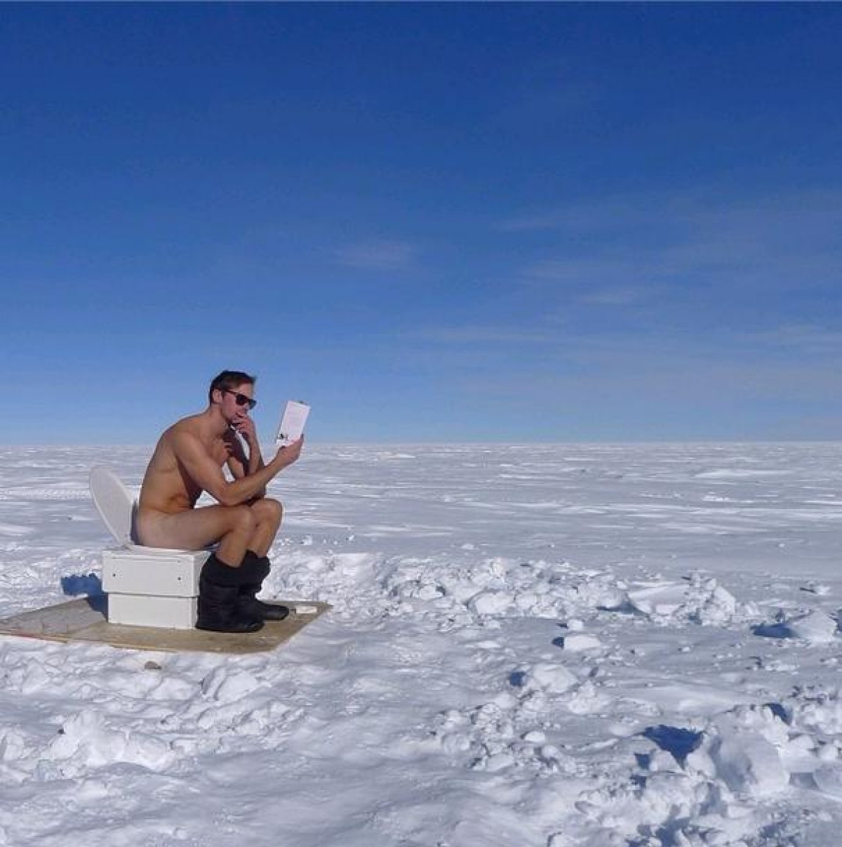 イケメン俳優アレキサンダー・スカルスガルド、南極で美しすぎる裸体を披露！