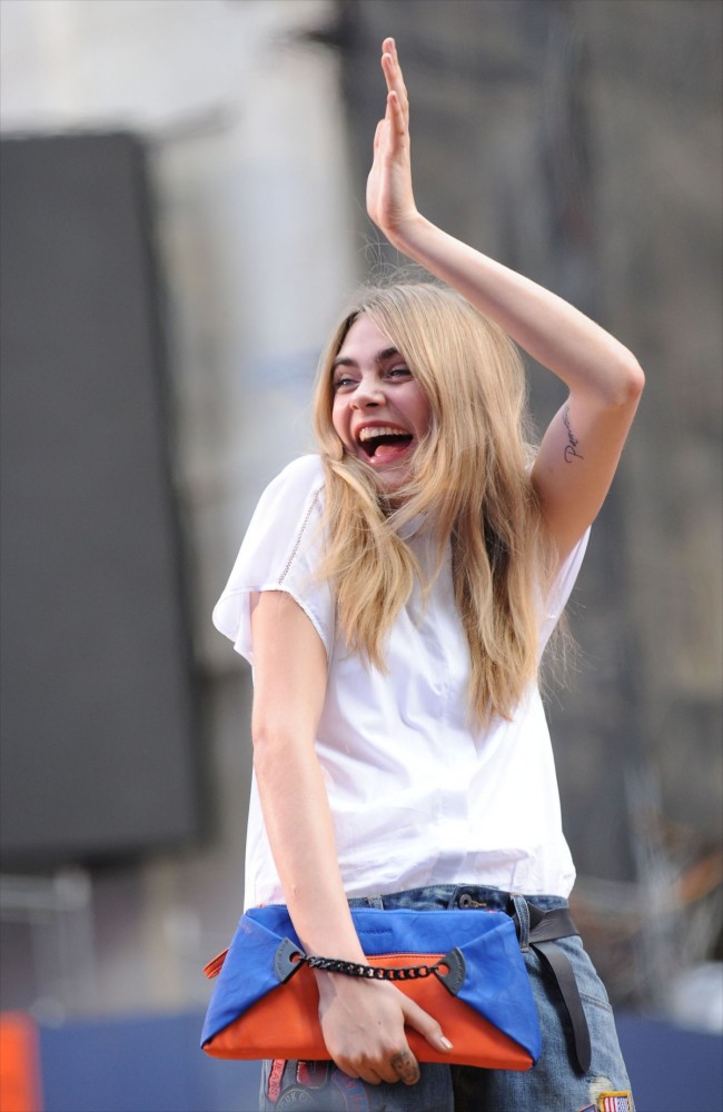 カーラ・デルヴィーニュ、Cara Delevingne、DKNY Photo Shoot, Times Square, New York, NY October 14, 2013