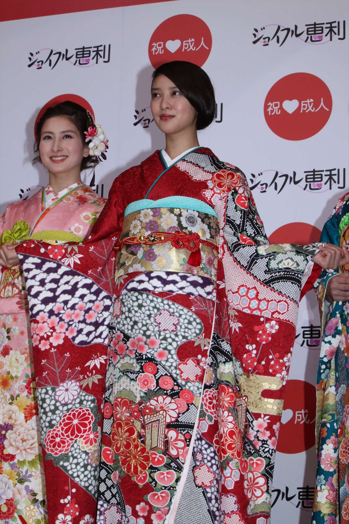 武井咲が振袖姿を披露！恋愛に意欲を見せるも「出会いを待つ」と超受け身…