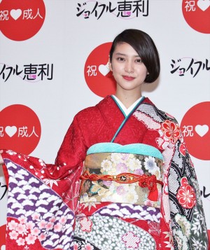 武井咲、「ジョイフル恵利　新成人振袖ファッションショー」にて