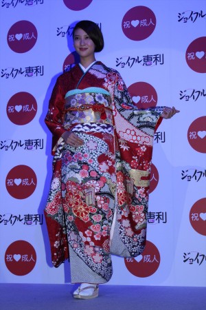 武井咲、「ジョイフル恵利　新成人振袖ファッションショー」にて