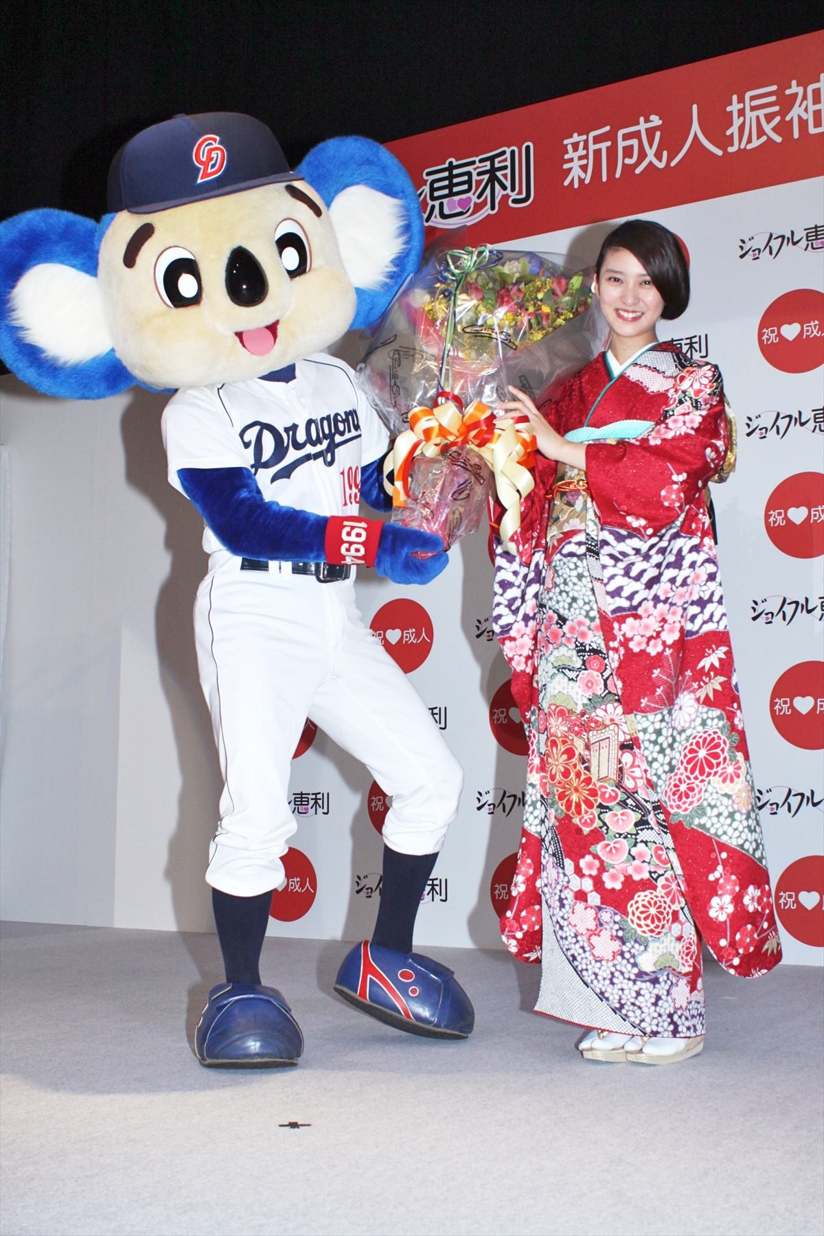 武井咲が振袖姿を披露！恋愛に意欲を見せるも「出会いを待つ」と超受け身…