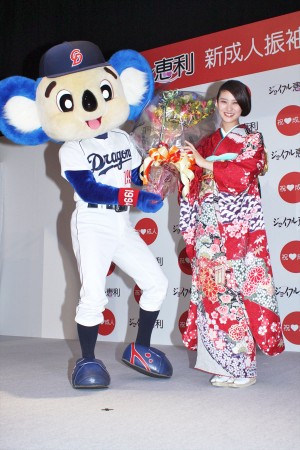 武井咲＆ドアラ、「ジョイフル恵利　新成人振袖ファッションショー」にて