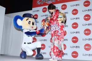 武井咲＆ドアラ、「ジョイフル恵利　新成人振袖ファッションショー」にて