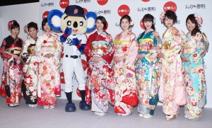 武井咲＆ドアラ、「ジョイフル恵利　新成人振袖ファッションショー」にて