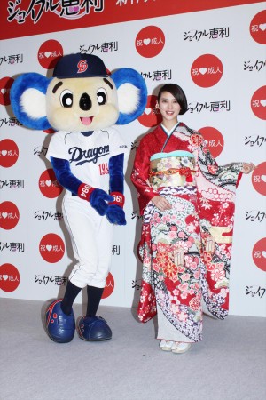 武井咲＆ドアラ、「ジョイフル恵利　新成人振袖ファッションショー」にて