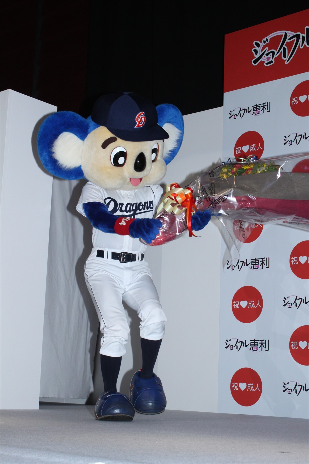 武井咲が振袖姿を披露！恋愛に意欲を見せるも「出会いを待つ」と超受け身…
