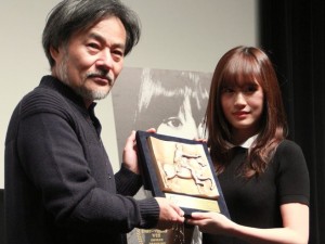 『Seventh Code』の初日舞台挨拶に出席した黒沢清監督と前田敦子