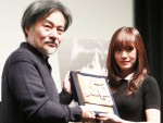 『Seventh Code』初日舞台挨拶に出席した黒沢清監督と前田敦子