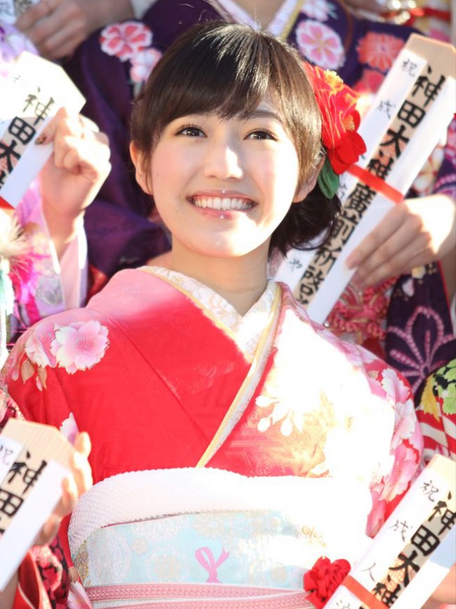 成人式を迎えたAKB48グループ26人が晴れ着姿でご祈祷