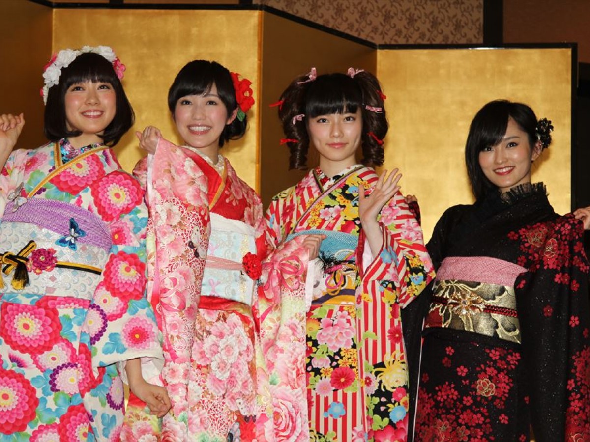 AKB48グループ成人式記念撮影会の模様（左から渡辺美優紀、渡辺麻友、島崎遥香、山本彩）