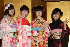 AKB48グループ成人式記念撮影会の模様（左から渡辺美優紀、渡辺麻友、島崎遥香、山本彩）