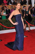 ジェニファー・ローレンス、2013年アメリカ映画米俳優組合賞（SAG）で太ももがあらわになるハプニングに見舞われたドレス