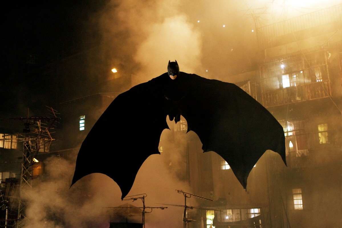 『ダークナイト』スピンオフドラマでバットマンのケープ姿は見れるのか?(『バットマン ビギンズ』場面写真より)