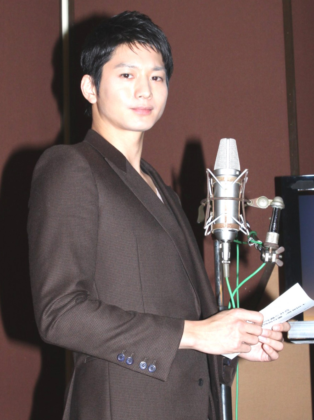 向井理が映画ナレーション撮りに挑戦！自身の声に「もっといい声だと思ってた…」