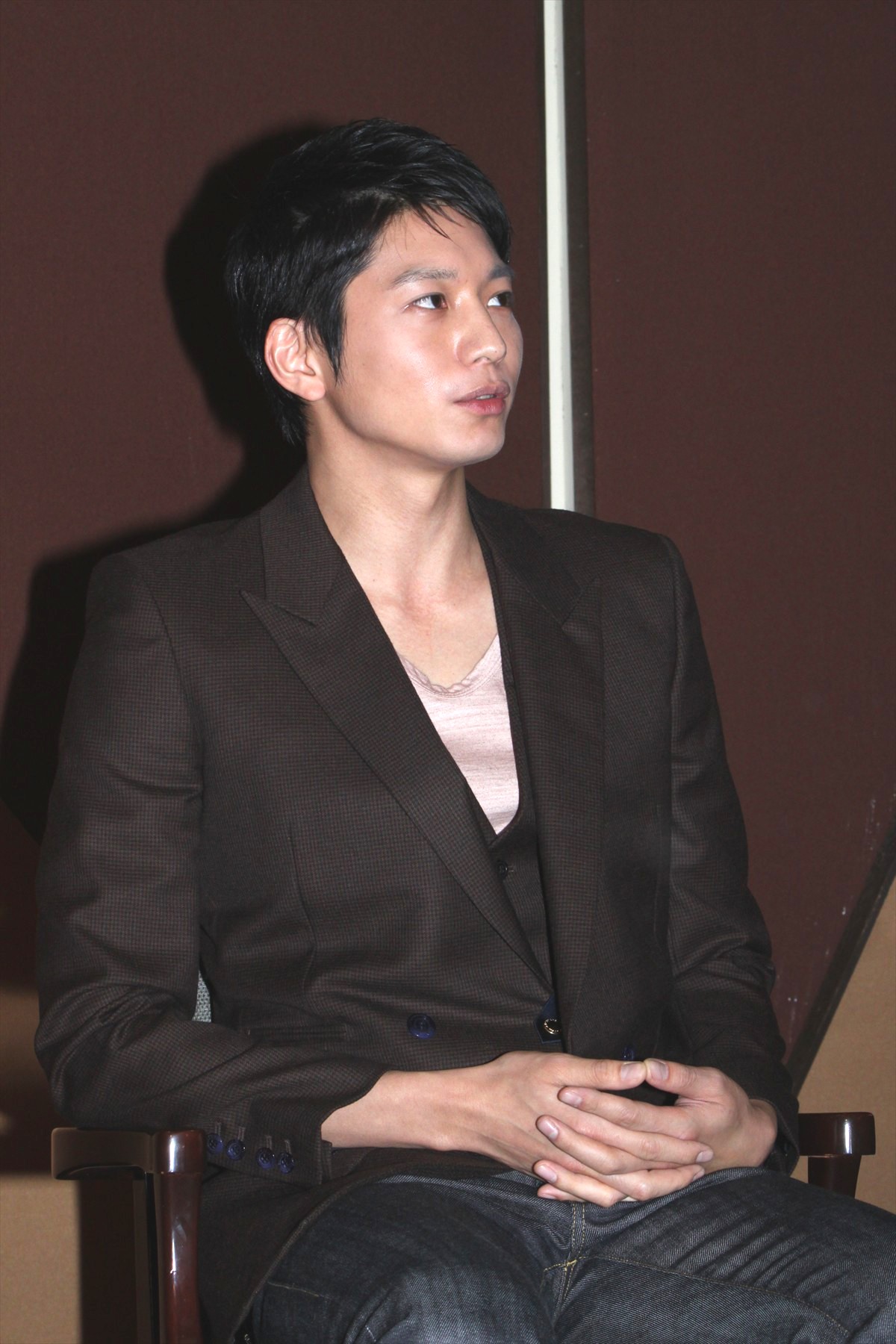 向井理が映画ナレーション撮りに挑戦！自身の声に「もっといい声だと思ってた…」
