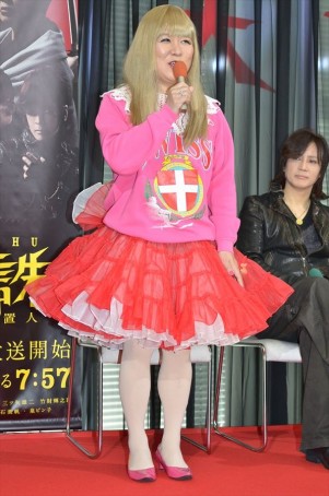 『天誅～闇の仕置人～』制作発表会見にオネエ衣裳で出席した、三ツ矢雄二