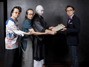 ベストフンドシスト賞2013を受賞　日本ふんどし協会会長・中川ケイジ氏から表彰状を受け取る人間椅子