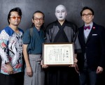 ベストフンドシスト賞2013を受賞　ベストフンドシスト賞2013を受賞　日本ふんどし協会会長・中川ケイジ氏から表彰状を受け取る人間椅子