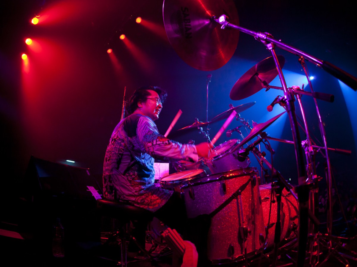 ロックバンド「人間椅子」、25周年ライブでベストフンドシスト賞受賞を報告