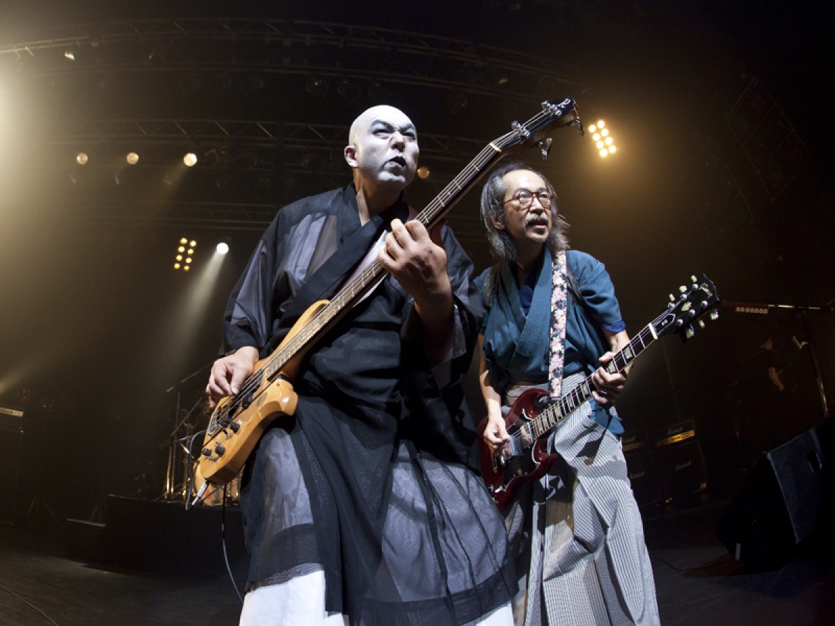 ロックバンド「人間椅子」、25周年ライブでベストフンドシスト賞受賞を報告