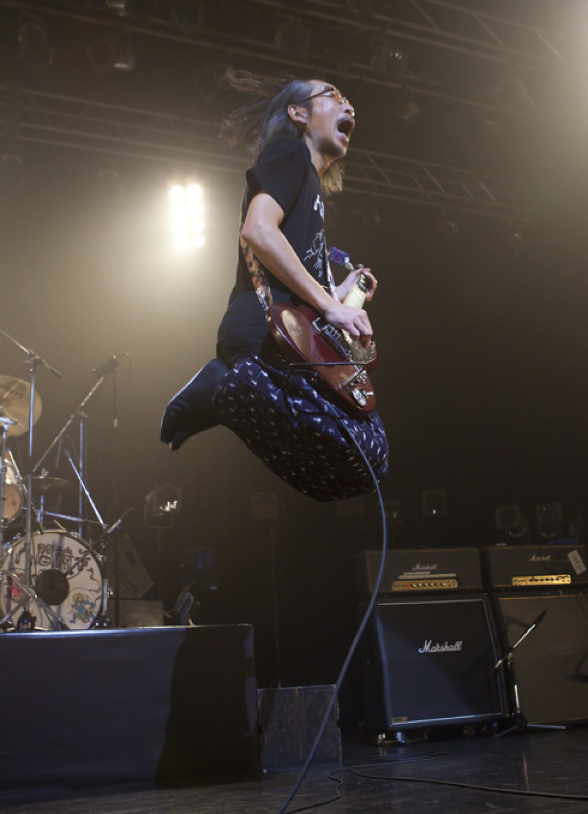 ロックバンド「人間椅子」、25周年ライブでベストフンドシスト賞受賞を報告