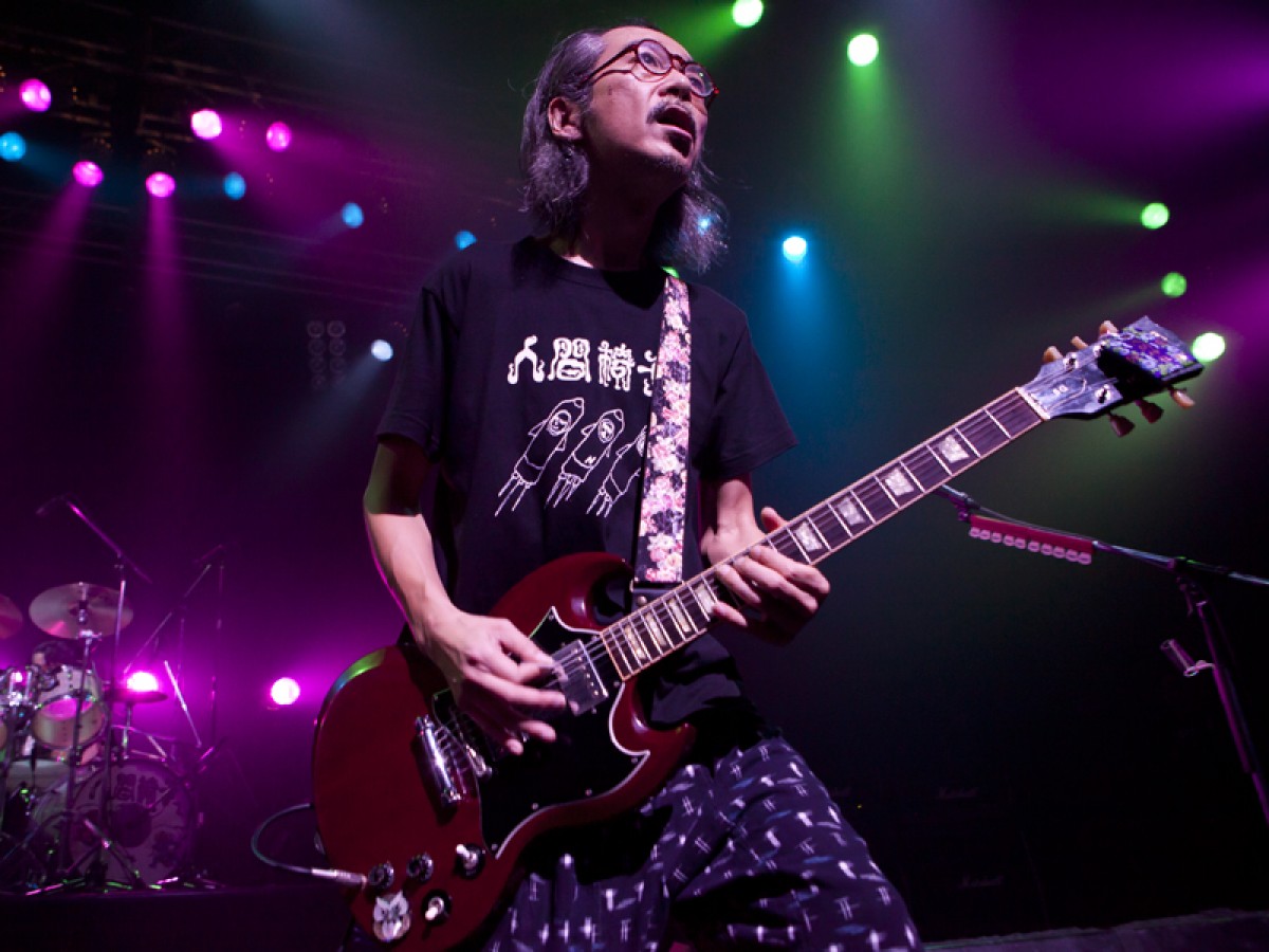 ロックバンド「人間椅子」、25周年ライブでベストフンドシスト賞受賞を報告
