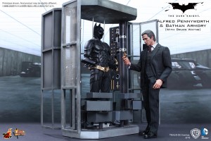 ビジネススーツ姿のブルース・ウェイン＆バットスーツ付き格納庫