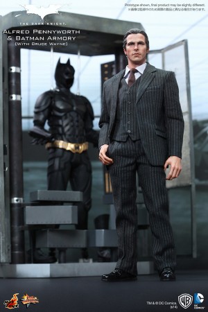 ビジネススーツ姿のブルース・ウェイン＆バットスーツ付き格納庫