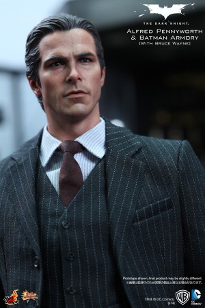 ビジネススーツ姿のブルース・ウェインフィギュア