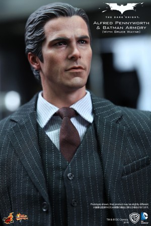 ビジネススーツ姿のブルース・ウェインフィギュア