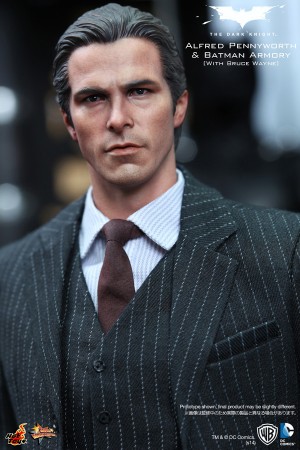 ビジネススーツ姿のブルース・ウェインフィギュア