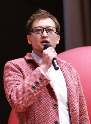 『偉大なる、しゅららぼん』完成披露舞台挨拶に登場した水落豊監督