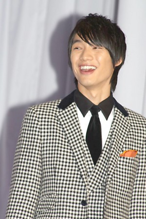 「au発表会2014 Spring」に登場した、福士蒼汰