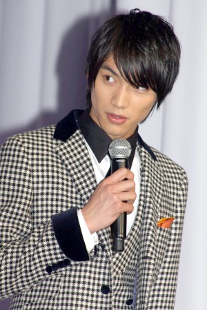 「au発表会2014 Spring」に登場した、福士蒼汰