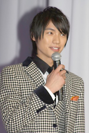 「au発表会2014 Spring」に登場した、福士蒼汰