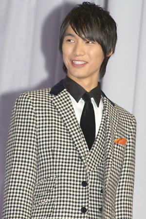 「au発表会2014 Spring」に登場した、福士蒼汰