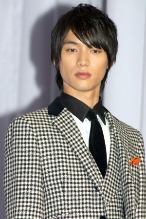 「au発表会2014 Spring」に登場した、福士蒼汰